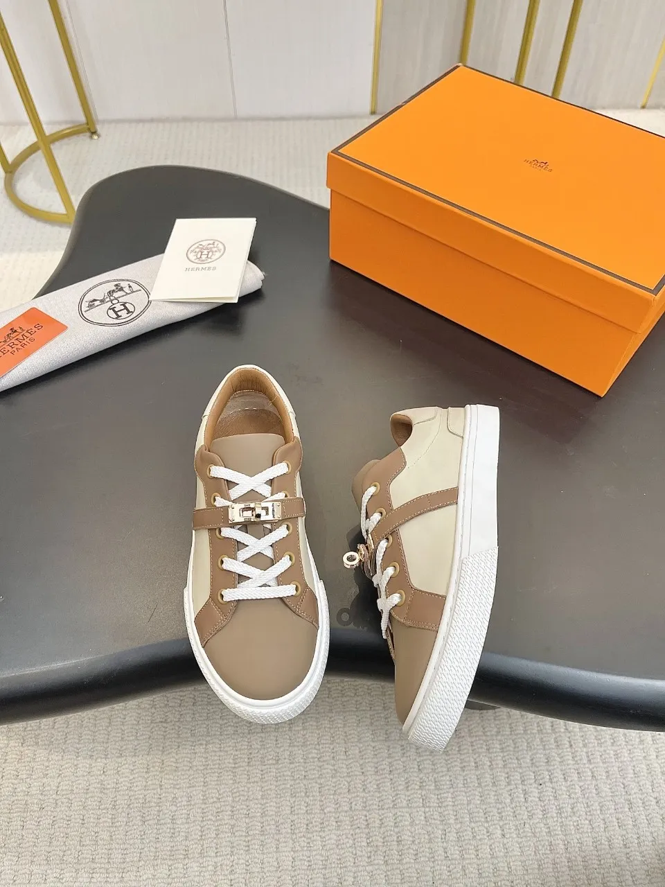 Men's Men's Shoes💰620❤️❤️❤️HERMES 2021 latest Kelly buckle white sneakers are online! The highest version on the market! Purchasing level quality! The H family rarely produces flat casual shoes, and they are styled with classic palladium-plated Kelly shoe buckles! Create a fashionable urban look that perfectly embodies the noble and elegant style of Hermès! Material selection: Fabric imported cowhide, lining + foot pads imported sheepskin, original molded TPU outsole, heavy gold molded kelly buckle full of texture Size: Female: 35-41 (41 is not returnable) Male: 39-45 (45 is not returnable)